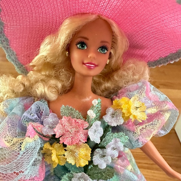 Spring Bouquet Barbie Enchanted Seasons Collection 1994 - Picture 2 of 16